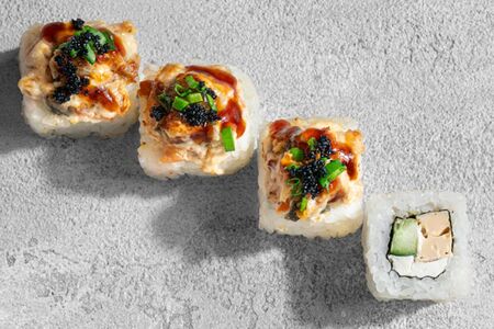 Запеченный ролл с шапкой из угря