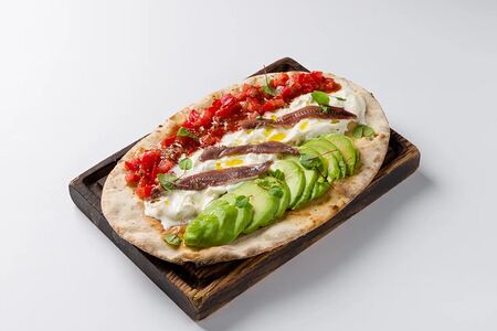 Фокачча с бураттой авокадо и томатами на пшеничном тесте