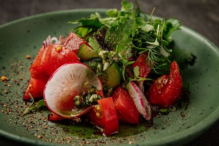 Кавказский салат из фермерских томатов с соусом чимичурри