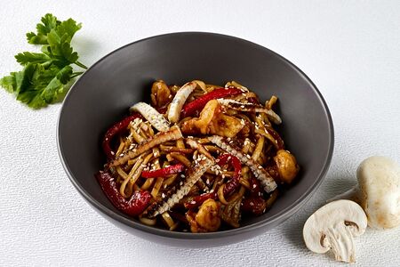 Морепродукты в соусе Унаги с удоном