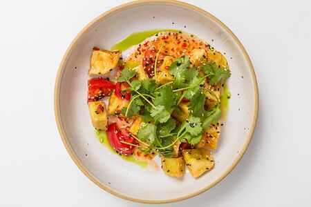 Салат с хрустящим баклажаном в кисло-сладком соусе