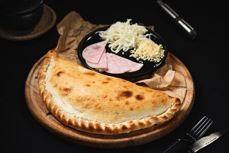 Кальцоне с ветчиной и сыром