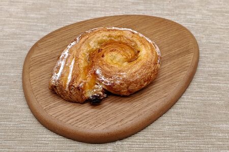 Улитка с заварным кремом и изюмом