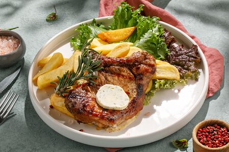 Стейк из свинины с картофелем