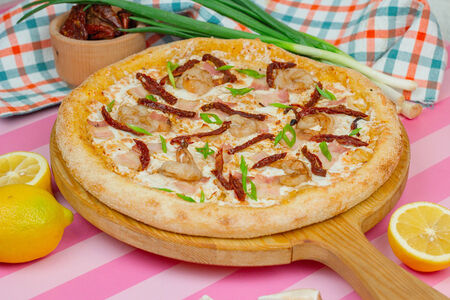 Пицца с креветками и беконом большая