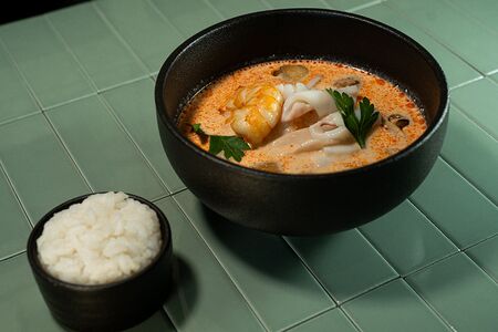 Том ям с морепродуктами