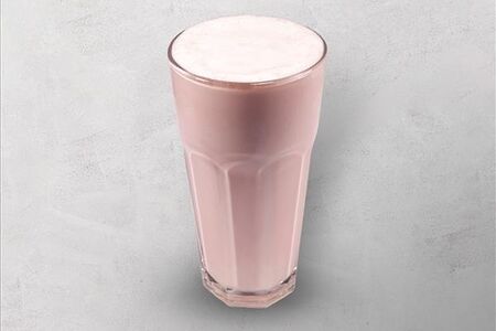 Коктейль молочный клубничный