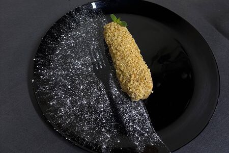 Эклер с варёной сгущёнкой