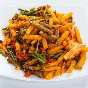 Картофель с говядиной, стрелками чеснока и пикантным перцем