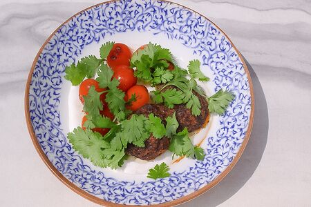 Кюфта из баранины, соус на йогурте, томаты черри