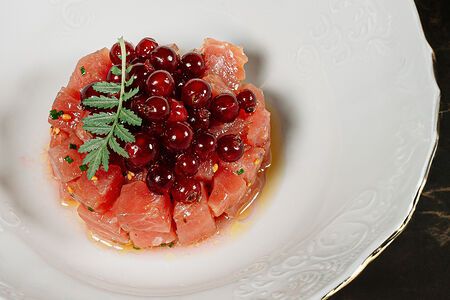 Тартар из тунца, красная смородина и шисо-соус