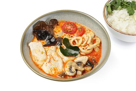 Том ям с курицей и кальмаром