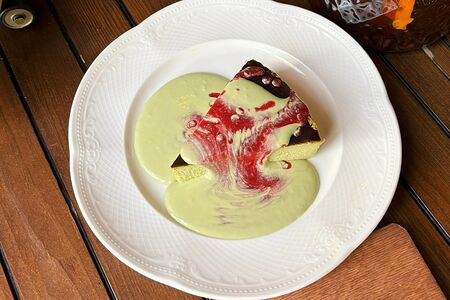 Фисташковый чизкейк с малиной