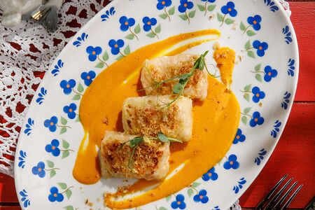 Голубцы из раковых шеек с соусом биск