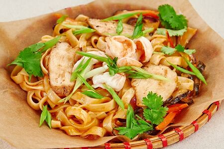 Удон с креветками и курицей в соусе Том-Ям