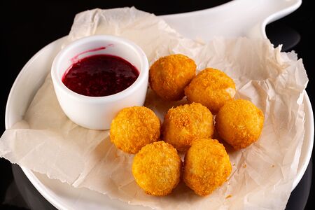 Жареный сыр с ягодным джемом