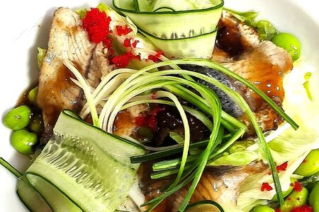 Салат с жареным угрем унаги