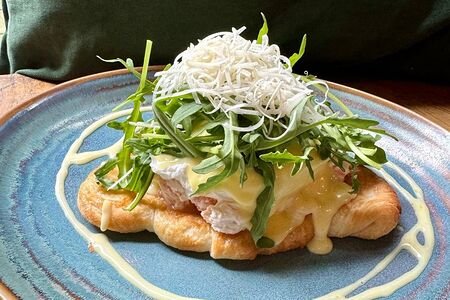 Флэт-круассан с муссом из сёмги и яйцом пашот