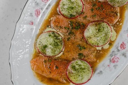 Крудо из лосося с цитрусами и соусом из укропа