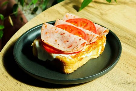 Тост по-деревенски с ветчиной