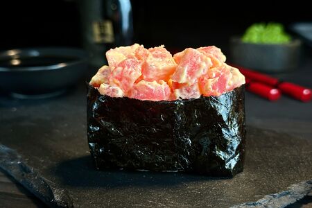 Гункан с тунцом