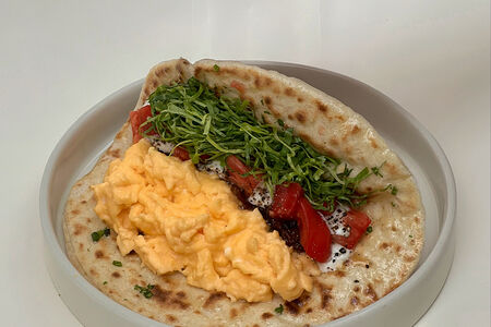 Флэтбред с омлетом и беконовым джемом 