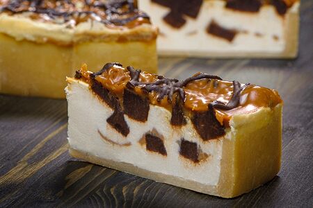 Чизкейк с брауни и карамелью