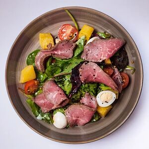 Теплый салат с ростбифом