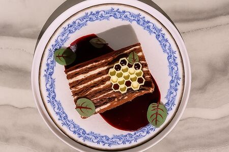 Шоколадный медовик чёрная смородина-белый шоколад