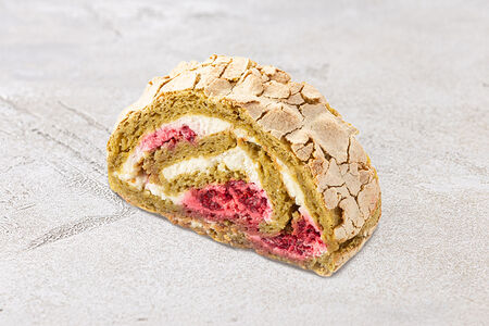 Фисташковый рулет с малиной