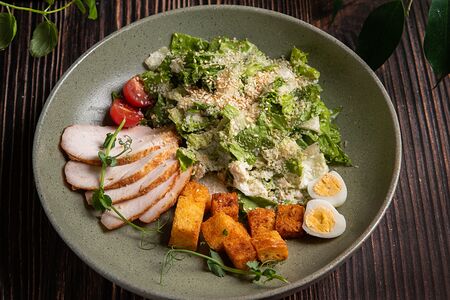 Салат Цезарь с курицей