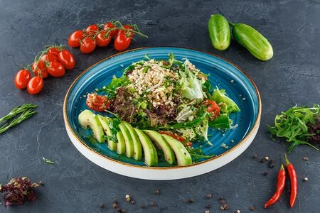 Салат с авокадо и киноа