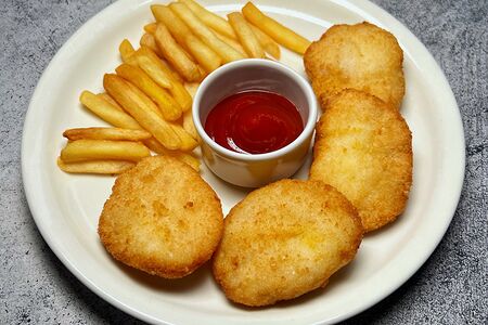 Наггетсы из грудки цыплёнка с картофелем фри и кетчупом