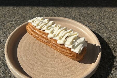 Эклер с черной смородиной