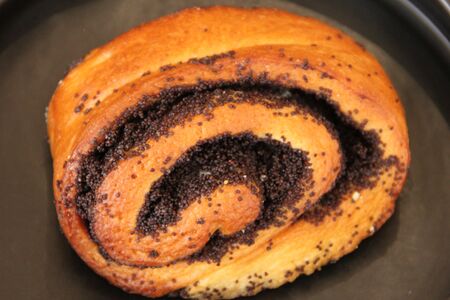 Булочка с маком