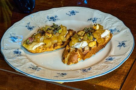 Пинчос с грушей и камамбером