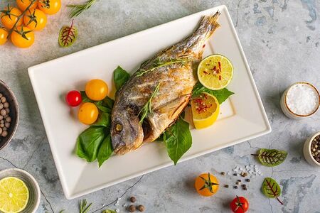 Филе дорадо с овощным тартаром гриль и креветочным соусом