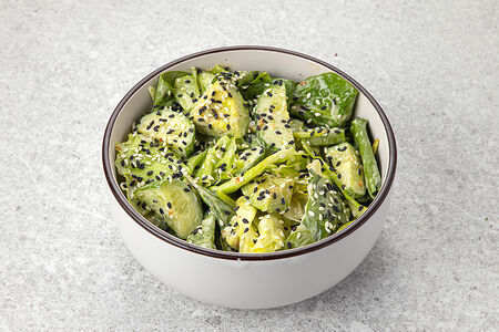 Зеленый салат с авокадо