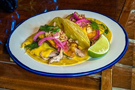 Тако с рваной свининой и битыми огурцами