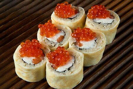 Лосось и рикотта в яичном блинчике 