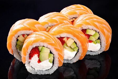 Филадельфия с лососем и авокадо мини