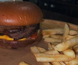 Бургер с запеченной ягнятиной и картофелем фри