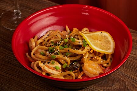 Лапша с креветками, курицей и соусом том ям