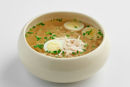 Куриный бульон с перепелиным яйцом