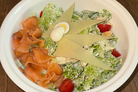 Салат Цезарь с семгой