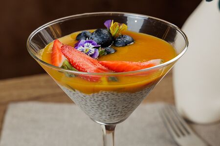 Чиа-пудинг манго-маракуйя