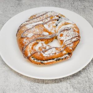 Слойка с маком и карамелью