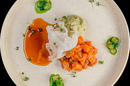 Тартар из тунца с муссом из авокадо и тайским винегретом