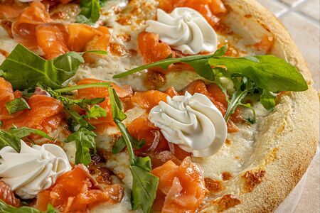 Пицца с лососем