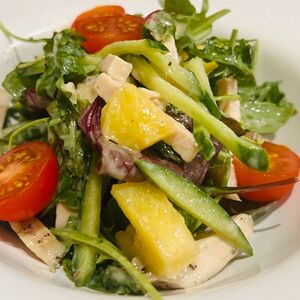 Салат с куриным филе, ананасом и кунжутным соусом